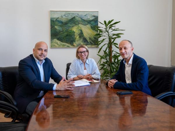Direktor Fonda za zaštitu okoliša i energetsku učinkovitost i župan Petry održali prezentaciju: Preko milijun eura za energetsku obnovu obiteljskih kuća na području grada Gospića Direktor Fonda za zaštitu okoliša i energetsku učinkovitost i župan Petry održali prezentaciju: Preko milijun eura za energetsku obnovu obiteljskih kuća na području grada Gospića