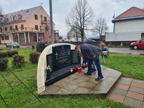Općina Brinje obilježila Dan sjećanja na žrtve Domovinskog rata te žrtvu Vukovara i Škabrnje