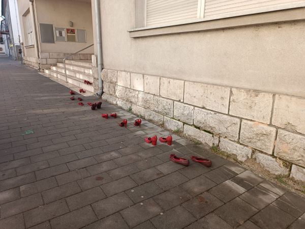 Pučko otvoreno učilište u Gospiću - crvenim cipelama protiv nasilja nad ženama