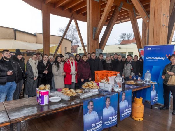HDZ organizirao tradicionalno božićno druženje na gospićkoj placi
