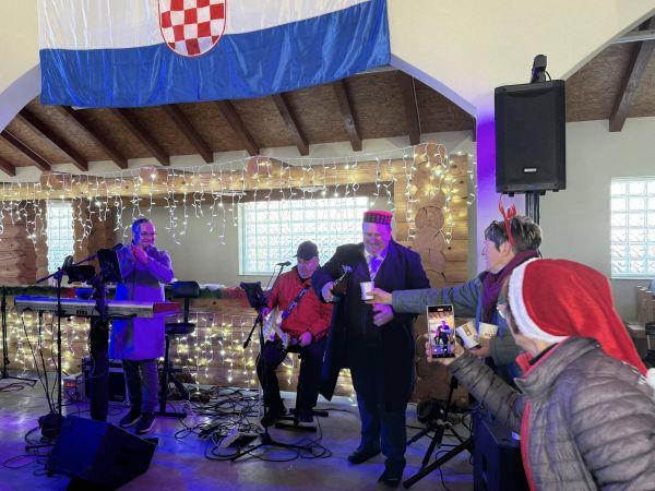 Brinje u veselju proslavilo ulazak u Novu godinu
