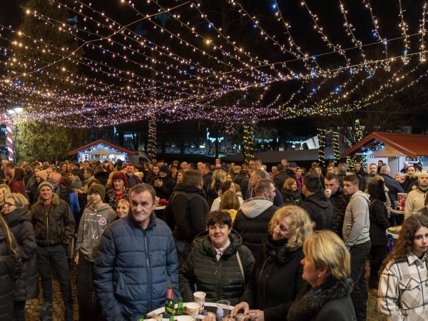 Danas počinje Advent u Otočcu: mirisi uštipaka i Božićni sajam