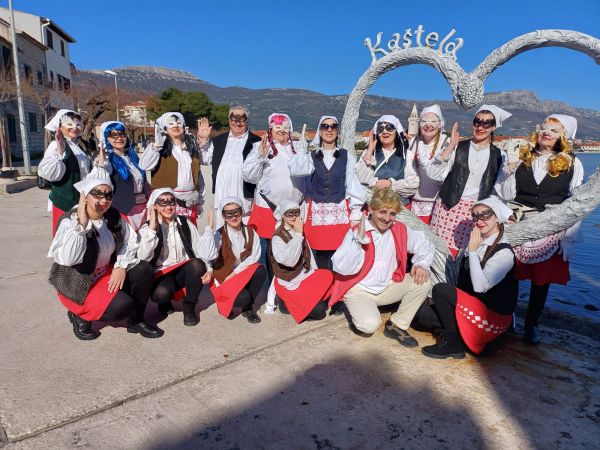 Gospićani u dalmatinskim maškarama: Folkloraške “Baby Lasagne” osvojile Donje Kaštele! Gospićani u dalmatinskim maškarama: Folkloraške “Baby Lasagne” osvojile Donje Kaštele!