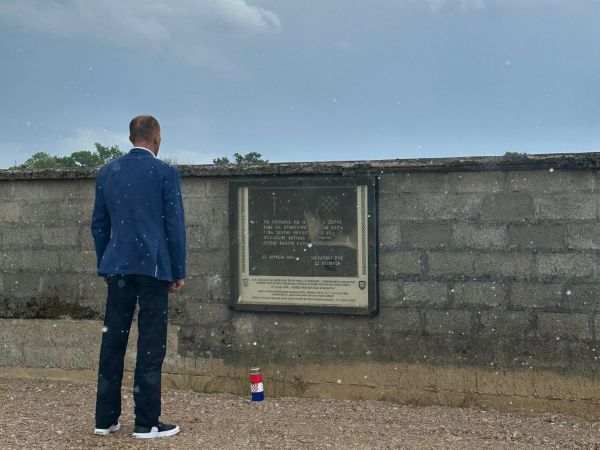 Župan Petry odao počast žrtvama Bleiburške tragedije i Hrvatskog križnog puta Župan Petry odao počast žrtvama Bleiburške tragedije i Hrvatskog križnog puta