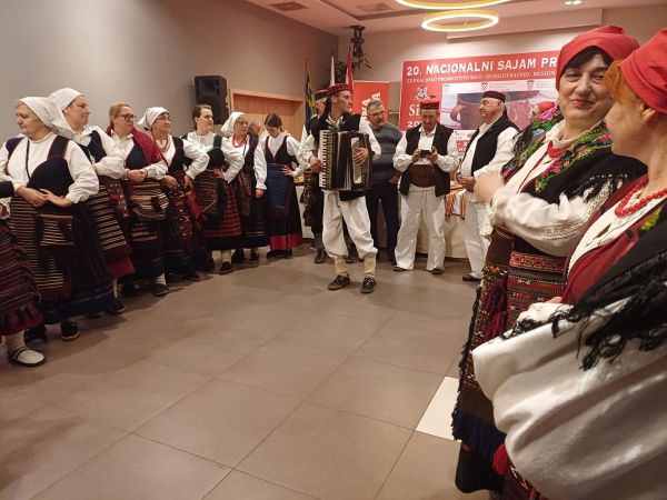 Gospićani u Sinju: Folklorni ansambl “Dr. Ante Starčević” i HKUD “Lika” nastupili na Nacionalnom sajmu pršuta Gospićani u Sinju: Folklorni ansambl “Dr. Ante Starčević” i HKUD “Lika” nastupili na Nacionalnom sajmu pršuta
