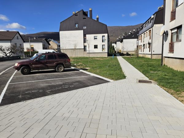 Najveće stambeno naselje u Korenici u novom ruhu: Uređene staze, igralište i parkiralište Najveće stambeno naselje u Korenici u novom ruhu: Uređene staze, igralište i parkiralište