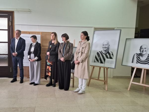 Otvorena izložba “Ja sam snaga” u Gospiću – snažna poruka hrabrosti i borbe žena oboljelih od raka