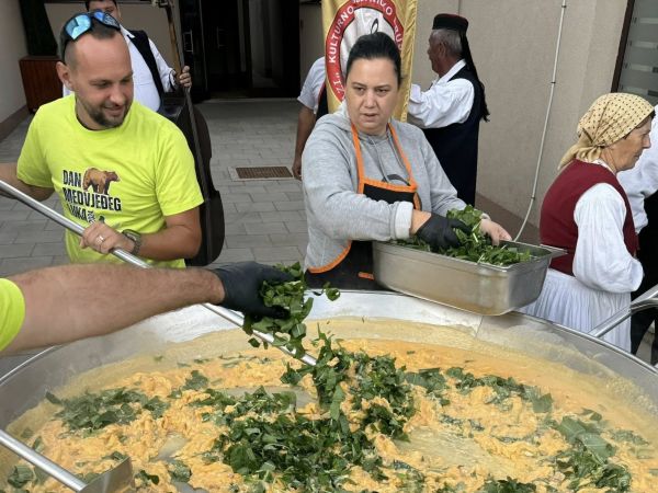 Fritaja od 1000 jaja, tamburaši i planinarenje – sve to vas čeka na Danu medvjeđeg luka u Korenici!