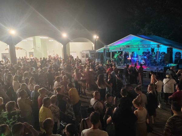 Brinjsko ljeto nastavlja se u glazbenom tonu: Izložba, plesnjak i Castle Rock Festival