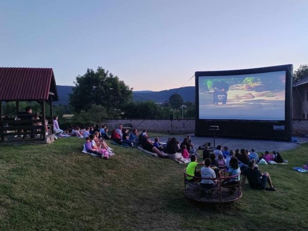 Filmska čarolija podno Sokolca: Počinje Brinjsko kino na otvorenom! Filmska čarolija podno Sokolca: Počinje Brinjsko kino na otvorenom!