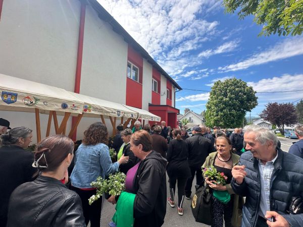 Javni skup načelnika Fumića o dosadašnjem radu i budućim projektima uz podjelu sadnica cvijeća građanima Općine Brinje