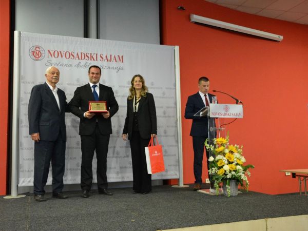 Razvojni centar Ličko-senjske županije nagrađen na 92. Novosadskom sajmu: Veliko priznanje za kvalitetu i trud lokalnih proizvođača Razvojni centar Ličko-senjske županije nagrađen na 92. Novosadskom sajmu: Veliko priznanje za kvalitetu i trud lokalnih proizvođača