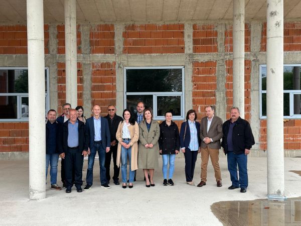Župan Petry i načelnik Turić obišli radove na Zelenoj tržnici u Perušiću Župan Petry i načelnik Turić obišli radove na Zelenoj tržnici u Perušiću