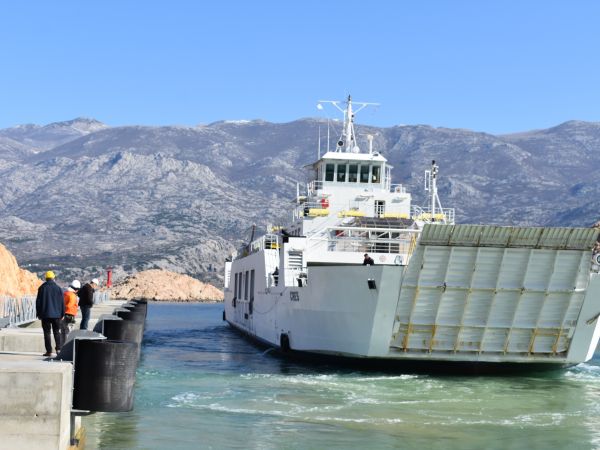 Paška trajektna luka Žigljen s novim rampama zasjala u punom sjaju Paška trajektna luka Žigljen s novim rampama zasjala u punom sjaju