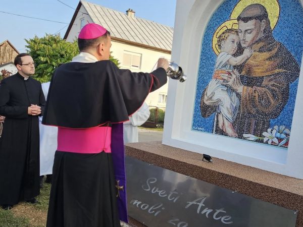 Lički Novi svečano proslavio sv. Antuna: Biskup Medo predvodio misu i blagoslovio oltar