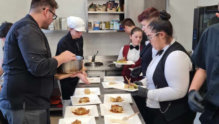 Najbolje iz Like - U Strukovnoj školi Gospić prezentirana vrhunska jela u realizaciji master chefova i učenika škole