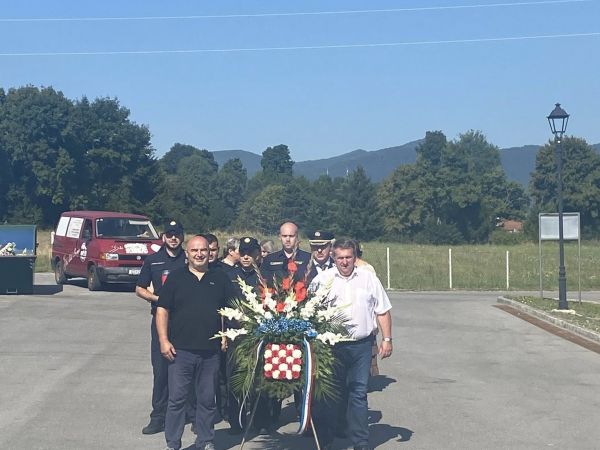 Polaganjem vijenca započelo je obilježavanje Dana Općine Brinje i blagdana Velike Gospe Polaganjem vijenca započelo je obilježavanje Dana Općine Brinje i blagdana Velike Gospe