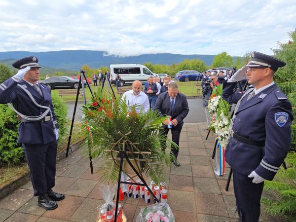 Općina Brinje obilježila 34. godišnjicu pogibije 4 policijska službenika u Žutoj Lokvi Općina Brinje obilježila 34. godišnjicu pogibije 4 policijska službenika u Žutoj Lokvi