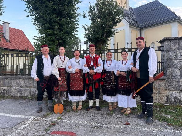 HKUD “Široka Kula” odnijelo nagradu za najbolji scenski nastup na Slunjskoj večeri bećarca HKUD “Široka Kula” odnijelo nagradu za najbolji scenski nastup na Slunjskoj večeri bećarca