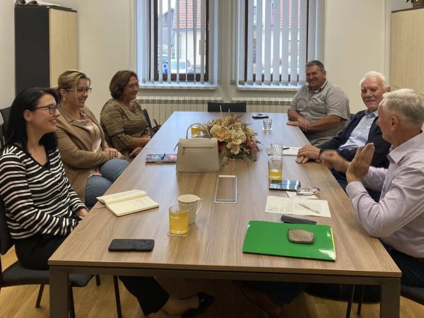 Općina Brinje održala radni sastanak s logopedskom udrugom “Postojim”