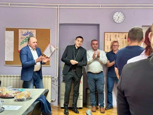Biskup Marko Medo posjetio Srednju školu Otočac Biskup Marko Medo posjetio Srednju školu Otočac