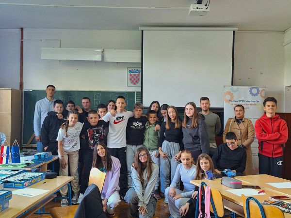 STEM radionice u Gospiću: Učenici istraživali svijet magneta i baterija