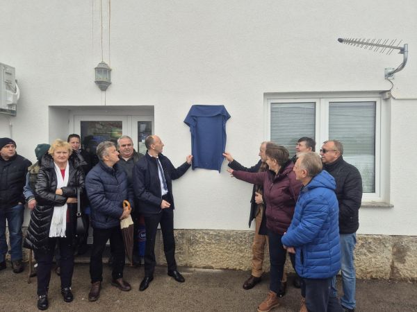 Otkrivena obnovljena spomen pločica u Donjem Kosinju u čast prvog ogranka HDZ-a u bivšoj Zajednici općina Gospić Otkrivena obnovljena spomen pločica u Donjem Kosinju u čast prvog ogranka HDZ-a u bivšoj Zajednici općina Gospić