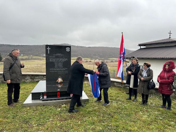 Svečano otkriven spomenik u Stajnici povodom 100. godišnjice Stajničkih žrtava Svečano otkriven spomenik u Stajnici povodom 100. godišnjice Stajničkih žrtava
