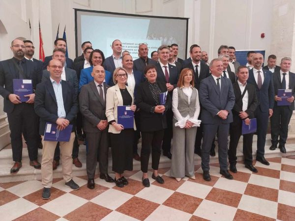 Premijer Plenković uručio Sporazume za ulaganja u otočni dio Ličko-senjske županije u bespovratnom iznosu većem od 8,5 milijuna eura Premijer Plenković uručio Sporazume za ulaganja u otočni dio Ličko-senjske županije u bespovratnom iznosu većem od 8,5 milijuna eura