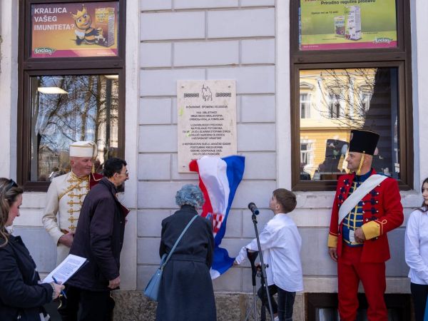 U Otočcu otkrivena spomen-ploča kralju Tomislavu povodom obilježavanja 1100. godina Hrvatskog Kraljevstva U Otočcu otkrivena spomen-ploča kralju Tomislavu povodom obilježavanja 1100. godina Hrvatskog Kraljevstva