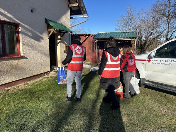 Crveni križ Gospić podijelio humanitarne pakete za blagdane Crveni križ Gospić podijelio humanitarne pakete za blagdane