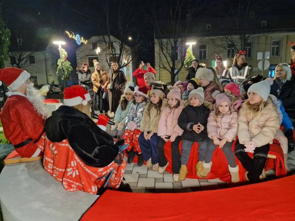 Djed i Baka Mraz razveselili mališane u Parku Crvenog križa u Gospiću Djed i Baka Mraz razveselili mališane u Parku Crvenog križa u Gospiću