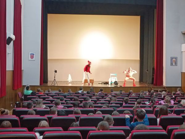 U Gospiću održana predstava za djecu “Pahuljasta“ uz gostovanje Zorana Vakule U Gospiću održana predstava za djecu “Pahuljasta“ uz gostovanje Zorana Vakule