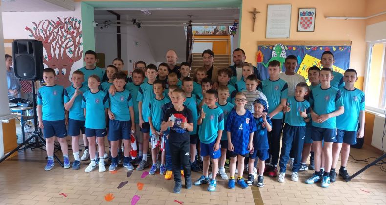 Najbolje iz Like - Zlatko Dalić posjetio Perušić: Susret koji će učenici dugo pamtiti