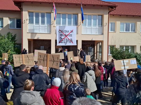U Korenici održan prosvjed protiv planirane izgradnje migrantskog centra u Željavi U Korenici održan prosvjed protiv planirane izgradnje migrantskog centra u Željavi