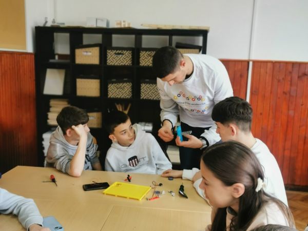 U Gospiću održan uspješan STEM dan: Učenici istraživali svijet generatora i elektromotora U Gospiću održan uspješan STEM dan: Učenici istraživali svijet generatora i elektromotora