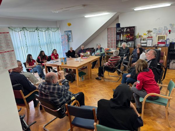 Volonteri Crvenog križa Gospić posjetili dom za starije: Mladi slušali priče o životu bez interneta i mobitela Volonteri Crvenog križa Gospić posjetili dom za starije: Mladi slušali priče o životu bez interneta i mobitela