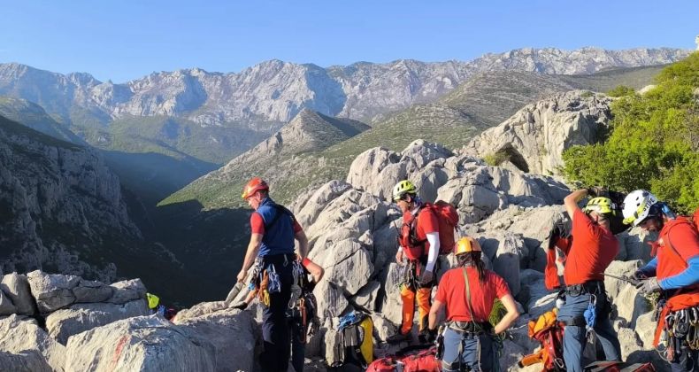 Najbolje iz Like - Spašavanje na Velebitu uz helikopter: HGSS izvukao ozlijeđenog penjača