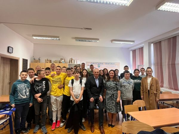 Brigadir Ivica Sertić održao predavanje o Domovinskom ratu učenicima u Brinju