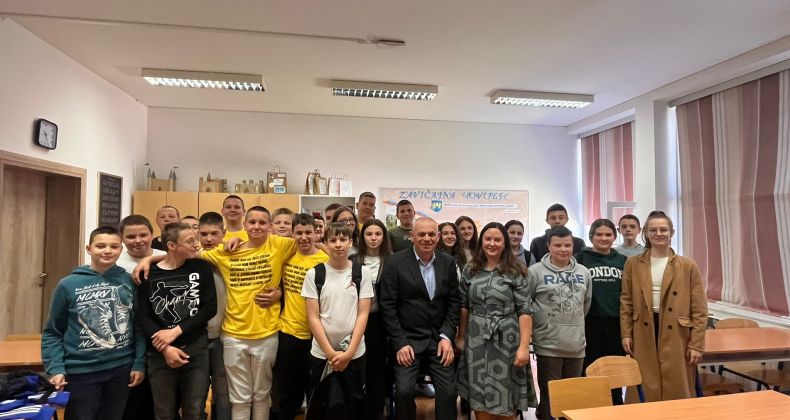 Najbolje iz Like - Brigadir Ivica Sertić održao predavanje o Domovinskom ratu učenicima u Brinju
