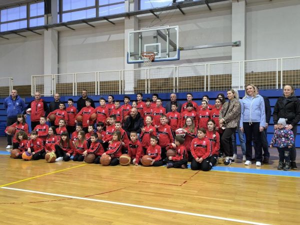 Županija i Zajednica sportova donirali trenirke za najmlađe uzraste Košarkaškog kluba Otočac Županija i Zajednica sportova donirali trenirke za najmlađe uzraste Košarkaškog kluba Otočac