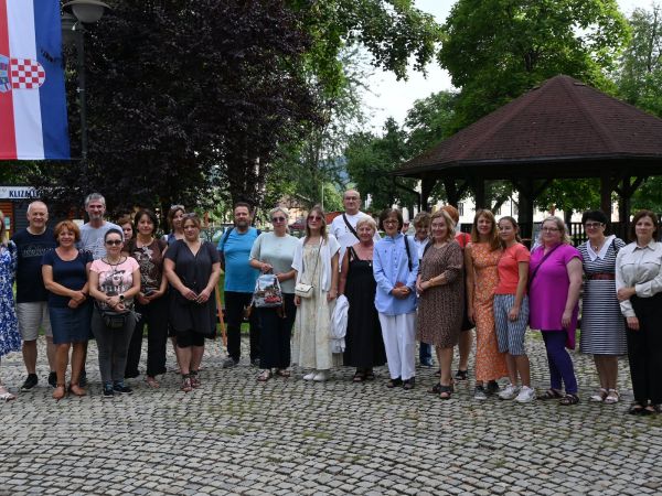 Izložbe radova 18. likovne kolonije “LIKOM GACKE” gradskom parku u Otočcu Izložbe radova 18. likovne kolonije “LIKOM GACKE” gradskom parku u Otočcu