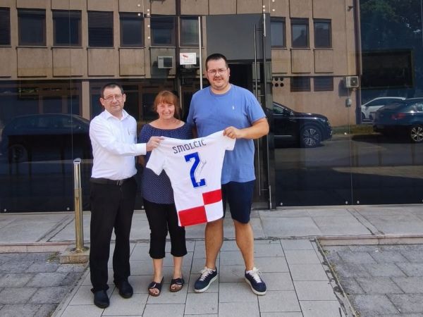 Humanitarna gesta NK Gospić: Dres Ivana Smolčića prodan na humanitarnoj aukciji za Udrugu Pčelice