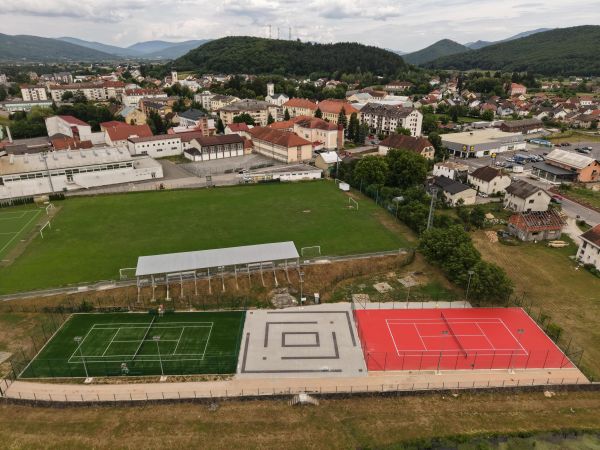 Otočac dobio obnovljene teniske terene s rasvjetom