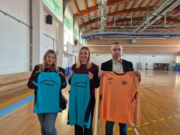 U Otočcu uručena donacija sportske opreme i stipendije kategoriziranim sportašima U Otočcu uručena donacija sportske opreme i stipendije kategoriziranim sportašima