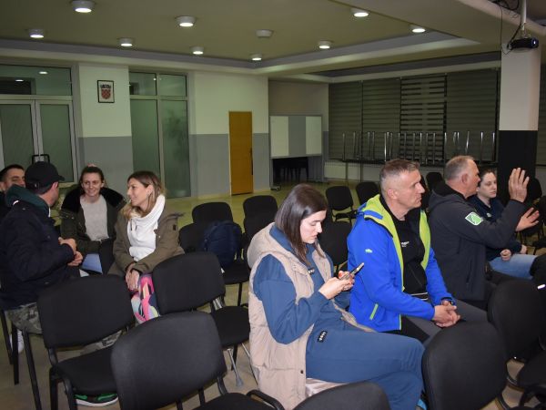 Trovanje divljih životinja nedopustiva je praksa nekolicine lovaca ili nezadovoljnih mještana ličkih sela