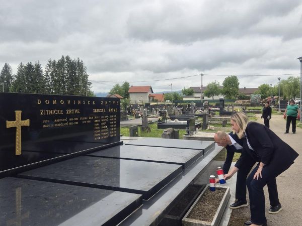 Župan Petry i zamjenica Orešković Brkljačić odali počast povodom 88. obljetnice u spomen “Senjskim žrtvama” Župan Petry i zamjenica Orešković Brkljačić odali počast povodom 88. obljetnice u spomen “Senjskim žrtvama”
