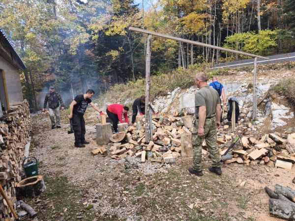 Radna akcija planinarskog društva Željezničar Gospić u “Kuginoj kući” na Velebitu Radna akcija planinarskog društva Željezničar Gospić u “Kuginoj kući” na Velebitu