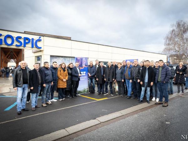 Održano tradicionalno druženje HDZ-a s građanima na Gradskoj tržnici u Gospiću Održano tradicionalno druženje HDZ-a s građanima na Gradskoj tržnici u Gospiću