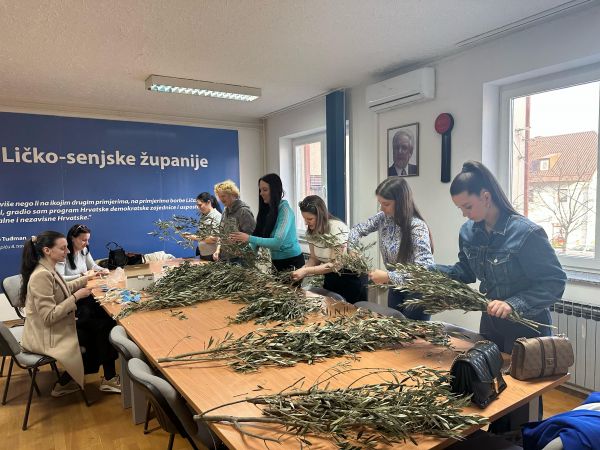 Ususret Cvjetnoj nedjelji, HDZ u petak na gospićkoj placi tradicionalno daruje građane maslinovim grančicama Ususret Cvjetnoj nedjelji, HDZ u petak na gospićkoj placi tradicionalno daruje građane maslinovim grančicama